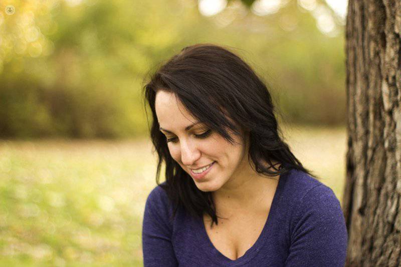 mujer sonriendo